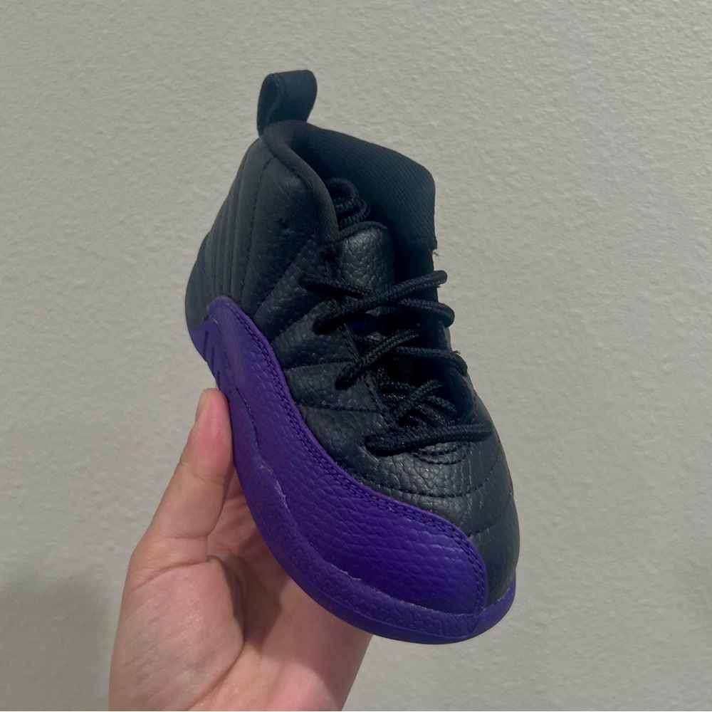 Jordan 12 Retro in Black/Purple size 8